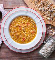 Zuppa di legumi e cereali