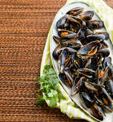 Mexilhões com molho de natas e coentros