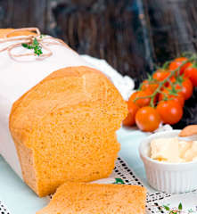 Chleb z serem i sokiem pomidorowym