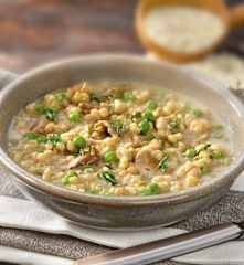 Zuppa di orzo, funghi e piselli
