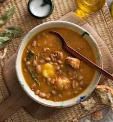 Judías pintas con costillas adobadas en cocción lenta