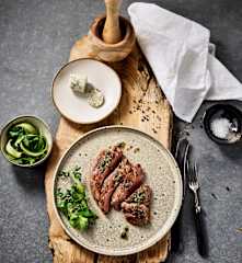 Steki wołowe (medium rare, sous-vide) z masłem ziołowo-czosnkowym (z osłoną noża miksującego)