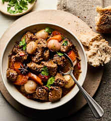 Gulaș picant cu bere neagră