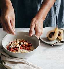 Menú: Pisto con arroz y huevos. Peras con chocolate