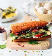 Sendvič s frittatou, kozím sýrem a čatním z červené cibule