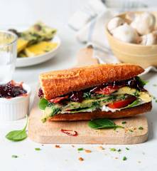 Bocadillo de frittata al vapor con queso de cabra y chutney de cebolla