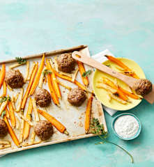 Gemüse und Frikadellen vom Blech