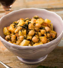 Guisado de grão, batata doce e espinafres