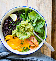 Bowl avocat, saumon fumé, riz noir et mangue