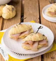 Croissant con tonno affumicato