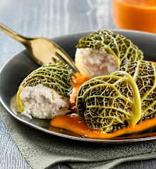 Chou farci à la sauce tomate