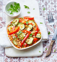 Salade kasha, lentilles corail et légumes d'été