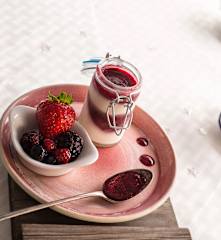 Helado de queso con salsa de frutos rojos