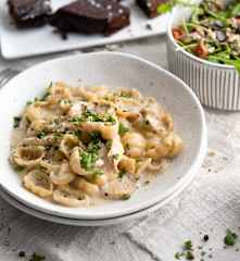 Pasta de cebolla y pollo con ensalada templada de tubérculos y  Flatcake de chocolate al vapor.