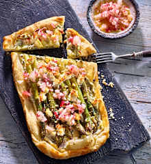 Blätterteigtarte mit grünem Spargel, Feta und Radieschen-Öl