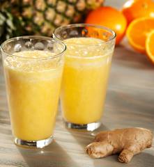 Smoothie de piña y naranja al aroma de jengibre