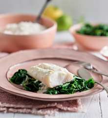 Bacalao al vapor con arroz, espinacas y salsa de limón