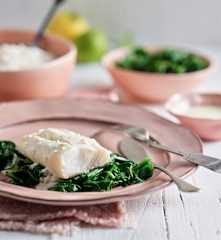 Dos de cabillaud, riz, épinards et sauce crémeuse au citron
