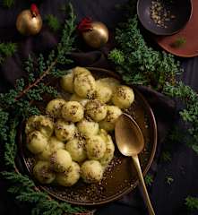 Bolinhas de batata e queijo mozarela com azeite de ervas