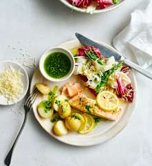 Steamed salmon with garlic butter, potatoes & Italian salad