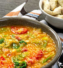 Zuppa di verza con bastoncini di pollo