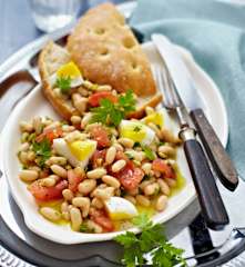 Sałatka z pomidorami i fasolą