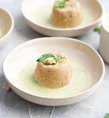 Flan de verduras con crema de piñones
