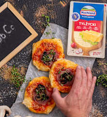 Pizzerinki z rumienionymi pieczarkami, serem tylżyckim i szynką