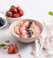 Truskawkowe smoothie bowl