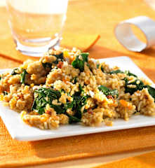 Gewürzreis mit Studentenfutter und Spinat