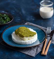 Dorsz w ziołowej kruszonce z ryżem, szpinakiem i sosem cytrynowym