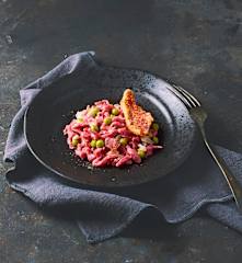 Spatzle rosa con triglie e piselli