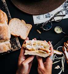 Pain brioché au poulet pané et coleslaw avec mayonnaise au curry