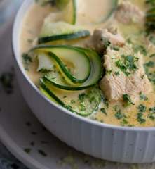Pollo al limón y parmesano con cintas de calabacita