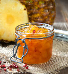 Confettura di ananas e pepe rosa