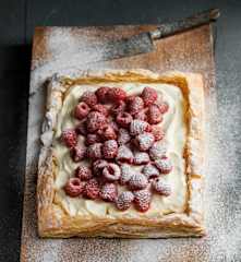 Tabuleiros de massa folhada com ovos-moles e framboesa
