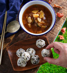 韓式大醬湯和芝麻海苔飯糰