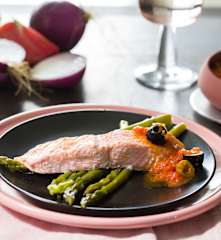 Salmón al vapor con salsa de tomate rosa y aceitunas y espárragos verdes