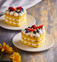 Dessert monoporzione al cioccolato bianco e frutti di bosco