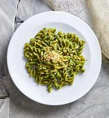 Pasta integrale con pesto di cavolo riccio e noci