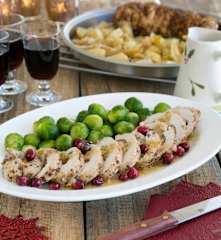 Ρολά γαλοπούλας με παραδοσιακή γέμιση