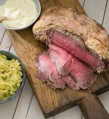 Rosbif con salsa de mostaza y ensalada