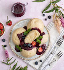 Pampuchy z sosem z owoców jagodowych