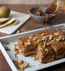 Pudin de brioche con pera y crumble de nuez