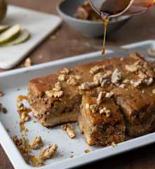 Pudin de brioche con pera y crumble de nuez