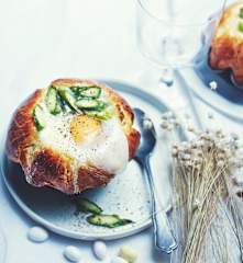 Œuf cocotte aux asperges en brioche