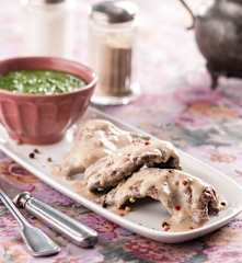 Bifes com molho pimenta e esparregado