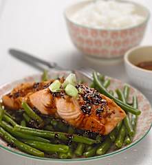 Marinovaný losos s fazolkami