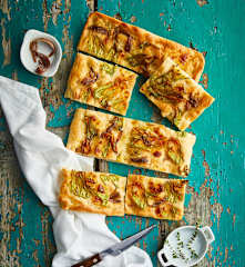 Pizza romana con fiori di zucca e alici