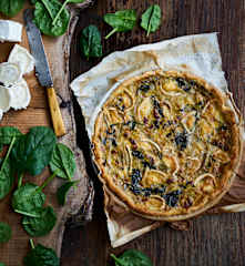 Quiche de espinafres, queijo e alcachofras